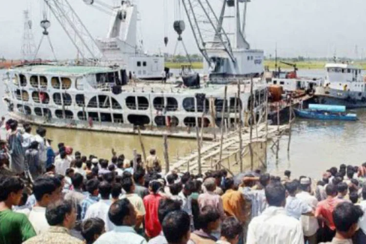 Ferry-boats são um meio de transporte comum nas regiões rurais da Índia (Shawkat Khan/AFP)