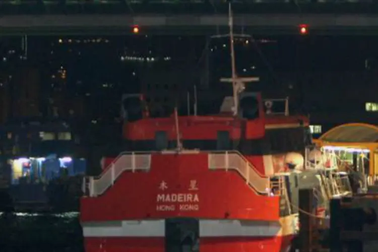 Embarcação de alta velocidade ancorada em Hong Kong: três barcos dos bombeiros foram enviados para o local para procurar o objeto que causou o acidente, mas nada foi encontrado (AFP)