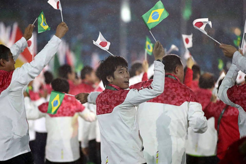 Rio se despede de Olimpíada com Carnaval e elogios do COI