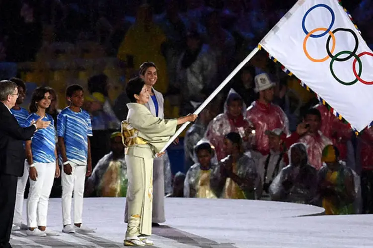 
	Governadora de T&oacute;quio recebeu a bandeira ol&iacute;mpica das m&atilde;os do prefeito Eduardo Paes
 (David Ramos/Getty Images)