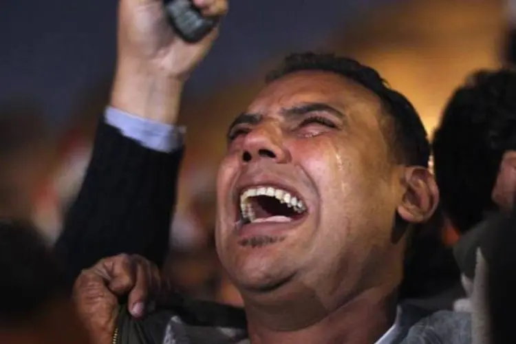 Egípcio chora na rua (Getty Images)