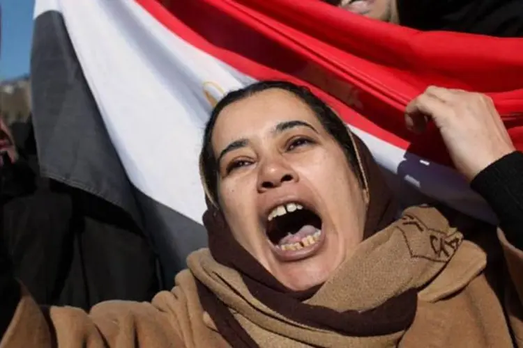Mulher protesta no Egito: tensões políticas em todo o continente (Getty Images)