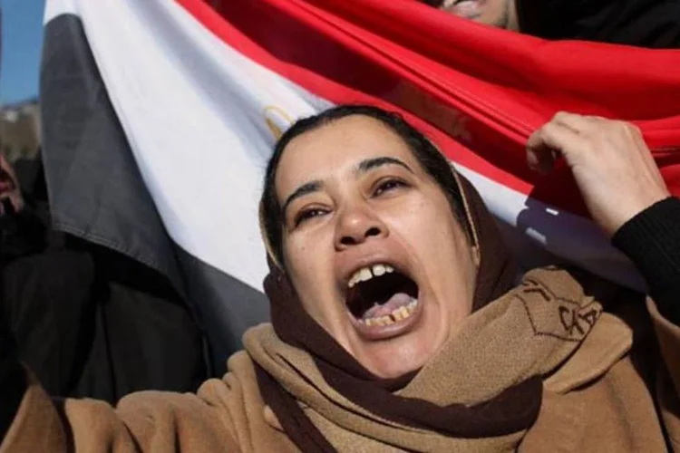 Mulher protesta no Egito: tensões políticas em todo o continente (Getty Images)