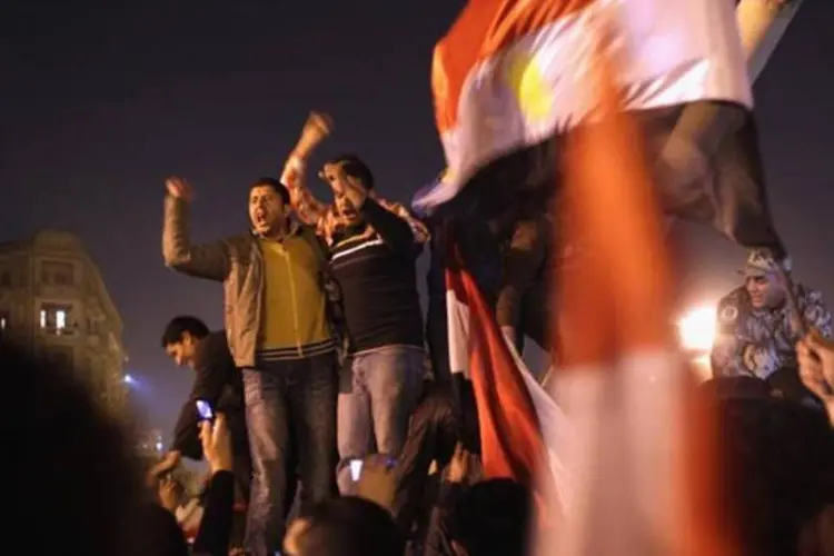 No meio da multidão, militares observavam a festa dos egípcios (Getty Images)