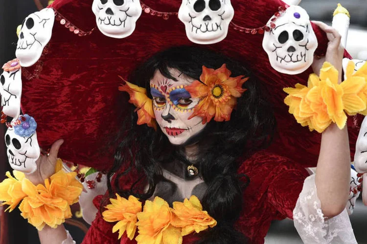 Mulher fantasiada com uma das personagens de "Festa no Céu", durante a estreia do filme em Los Angeles (Kevork Djansezian/Reuters)