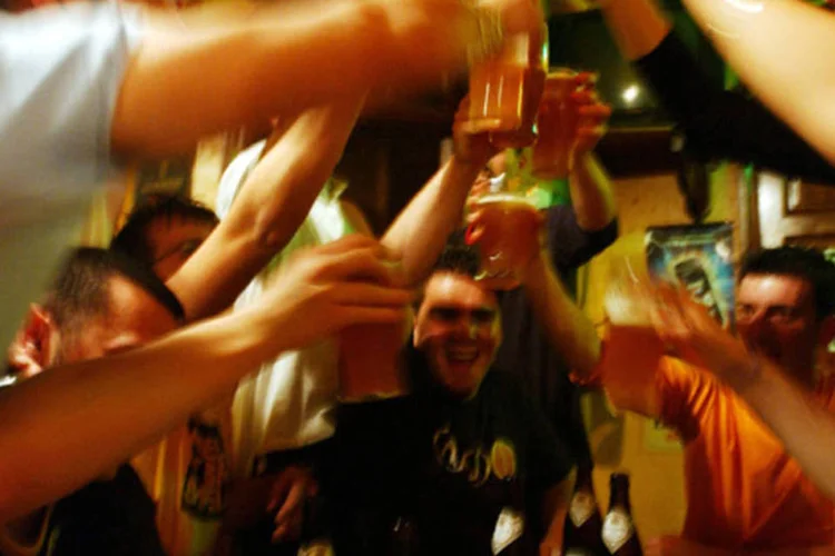 
	Amigos brindando em uma festa: amigos que dividem apartamento devem, cada um, declarar a parte que pagou de aluguel
 (Marco Di Lauro/Getty Images)
