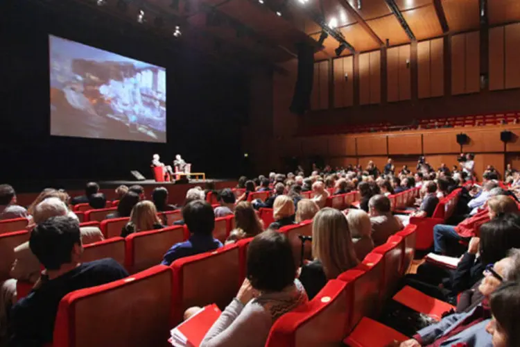 Pessoas assistem a projeção no Festival de Cinema de Roma: durante a apresentação do festival, Müller destacou a exibição de dois filmes "surpresa" (Ernesto Ruscio/ Getty Images)