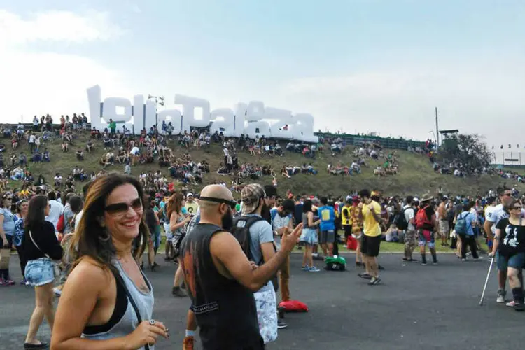 Público no festival Lollapalooza 2015, no Autódromo de Interlagos (André Tambucci/ Fotos Públicas)