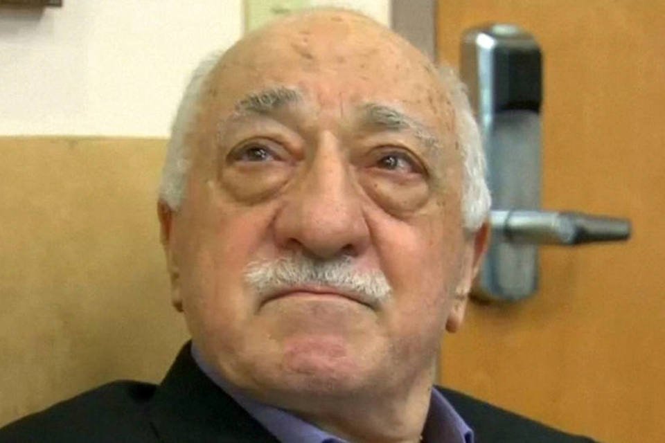 Gülen denuncia autoritarismo de Erdogan após ordem de prisão