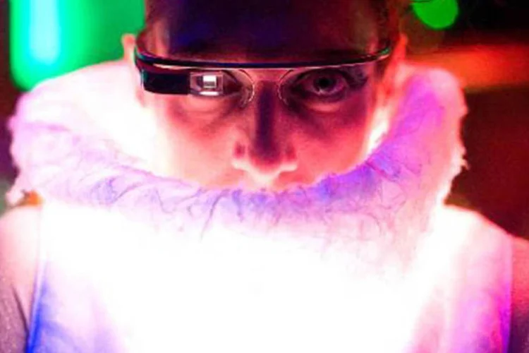 Elliott Gittelsohn tira foto com Google Glass em 30 de setembro de 2013 (Josh Edelson/AFP)