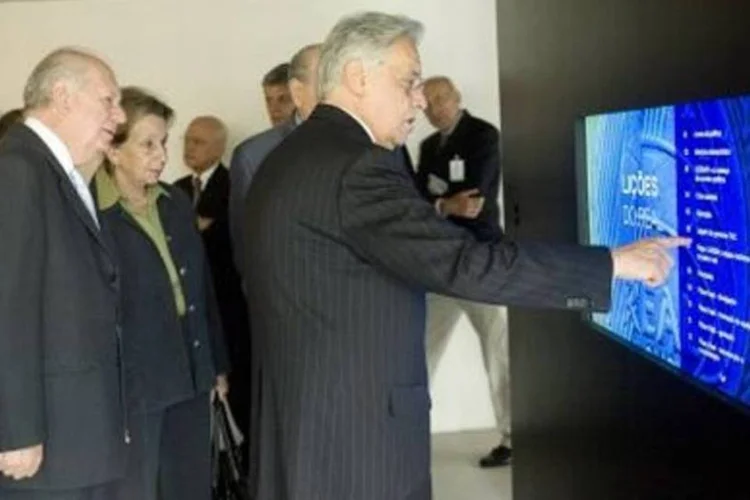 Fernando Henrique Cardoso visita exposição sobre o Plano Real (Divulgação/iFHC)