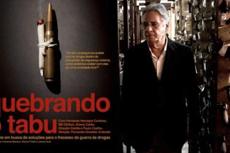 Banner de filme com FHC: "Pensar num mundo livre de drogas é uma coisa utópica" (Fotomontagem/Divulgação)