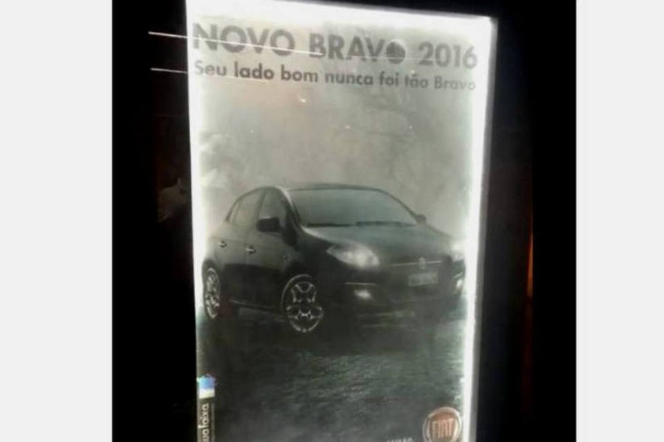 Anúncio com luzes e fumaça promove Novo Bravo 2016