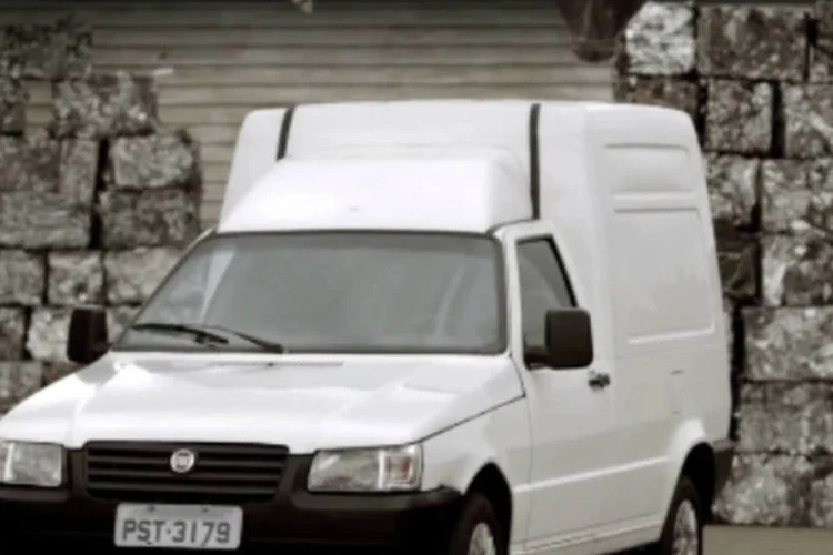 Novo Fiorino "engole" modelo antigo em anúncio: a campanha leva o mote “Fiorino, o líder de sempre, ainda melhor” (Reprodução/YouTube/fiat)