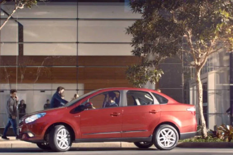 Comercial do Novo Grand Siena: modelo é apresentado como “Um sedan com um grand a mais” (Reprodução/YouTube/Fiat)