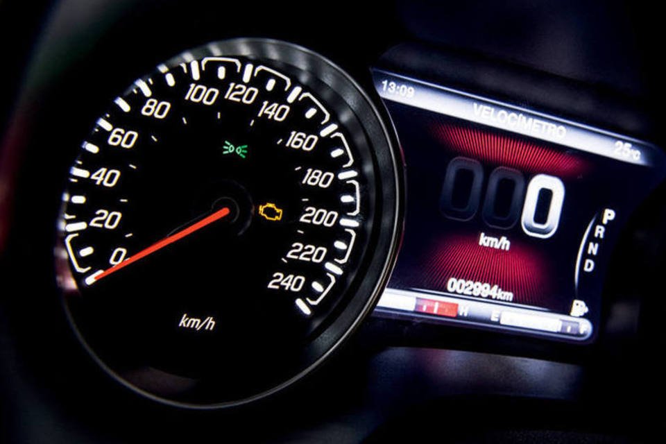 Por que velocímetro mostra velocidades que carro não atinge?