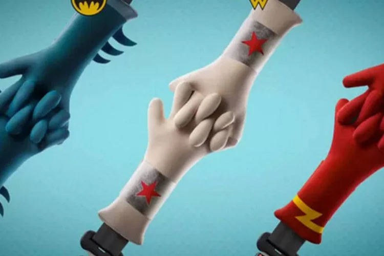 Cintos de segurança de super-herois da campanha “abraço herói”, que busca incentivar seu uso entre as crianças (Reprodução)