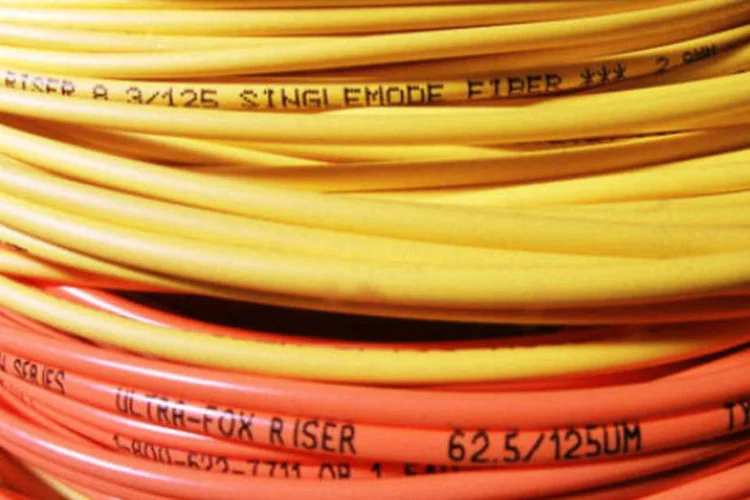 Cabos de fibra óptica: com essa ativação, a rede de banda larga da empresa chega a 21 estados, apta a atender mais de 600 municípios (Getty Images)