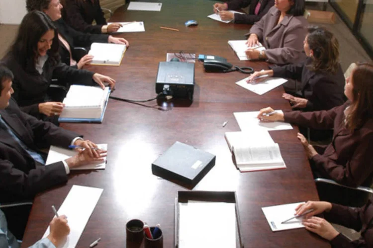 
	Reuni&atilde;o do departamento jur&iacute;dico do Banco Fibra: a mudan&ccedil;a na s&eacute;rie hist&oacute;rica incluindo o resultado do setor de servi&ccedil;os contribuiu para as revis&otilde;es
 (Germano Lüders / EXAME)