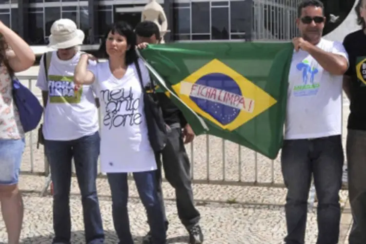 Ativistas do movimento Brasil Contra a Corrupção fazem manifestação a favor da Ficha Limpa, na frente do Supremo Tribunal Federal (José Cruz/ABr)