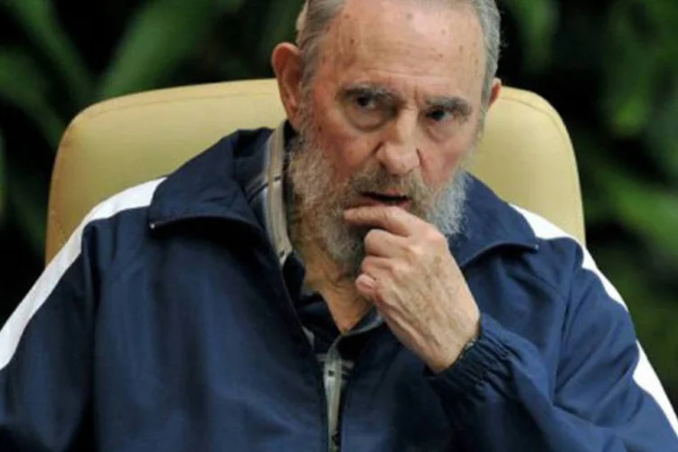 Fidel Castro: "O curioso, amáveis leitores, é que Cuba está proibida nessa reunião; mas as guayaberas, não. Quem pode conter o riso?" (Adalberto Roque/AFP)