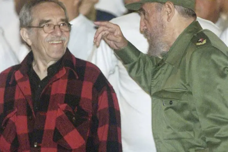Fidel Castro se encontra com o escritor Gabriel García Márquez durante a abertura da primeira Olimpíada Nacional de Cuba, em uma foto de novembro de 2002 (Rafael Perez/Reuters)