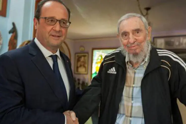
	Fran&ccedil;ois Hollande e Fidel Castro em Havana: ele &eacute; o 1&ordm; chefe de Estado ocidental a visitar Cuba ap&oacute;s o an&uacute;ncio do degelo entre Havana e Washington
 (Alex Castro/AFP)