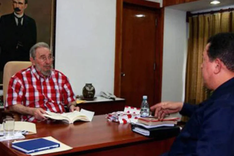 Fidel Castro (à esquerda) e o presidente da Venezuela, Hugo Chávez (Ho/AFP)