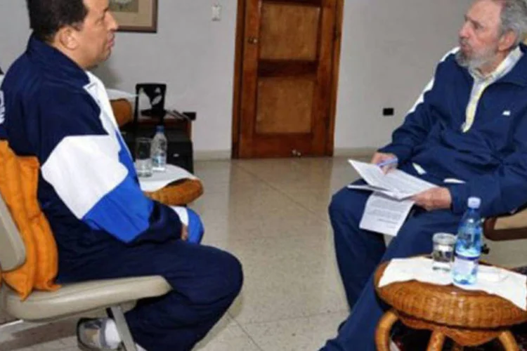 Fidel Castro aparece conversando com Chávez em oito fotografias divulgadas com o artigo publicado no site oficial Cubadebate (Estudios Revolucion/AFP)