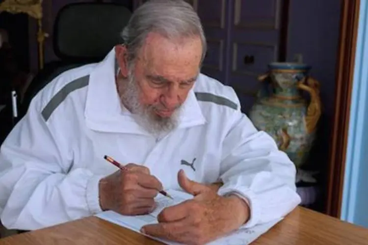 
	O l&iacute;der cubano Fidel Castro: &quot;Enquanto isso, eles devem a Cuba as indeniza&ccedil;&otilde;es equivalentes a danos, que chegam a muitos milh&otilde;es de d&oacute;lares&quot;
 (AFP)