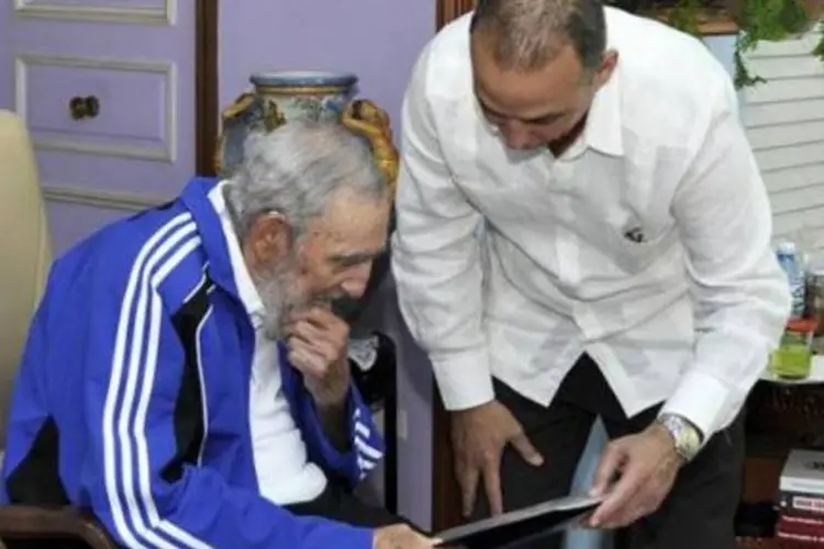 O líder cubano Fidel Castro é visto ao lado de membro do grupo "Cuban Five", em Havana, 2 de março de 2015 (AFP)