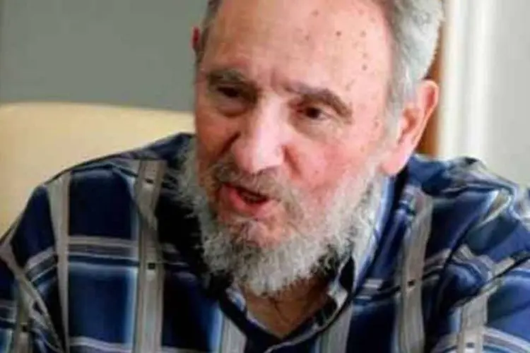 Para justificar sua ausência no desfile dos 50 anos do socialismo cubano, Fidel afirmou que ainda pode ser soldado das ideias (AFP)