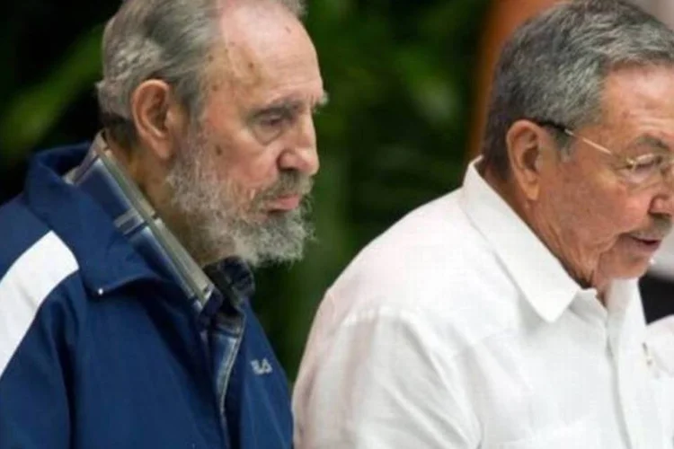 Fidel Castro e o irmão e atual presidente de Cuba, Raúl (Adalberto Roque/AFP)