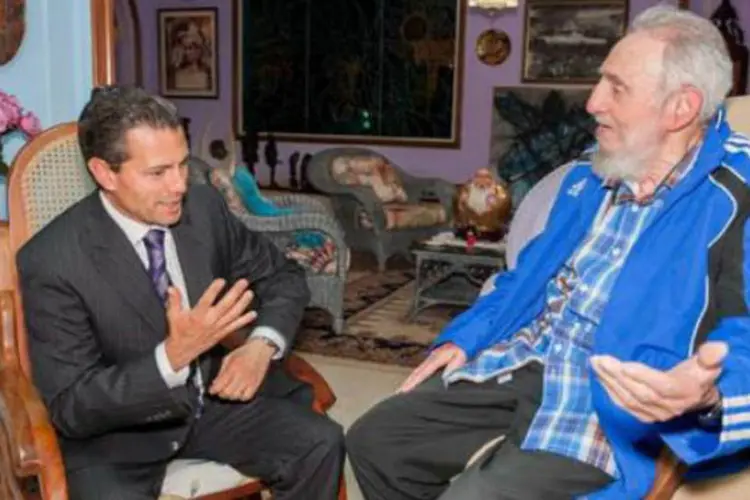 Fidel Castro (D) e Enrique Peña Nieto, presidente do México: durante o encontro de Castro com Peña Nieto, "foram recordados os históricos laços entre Cuba e México" (AFP)