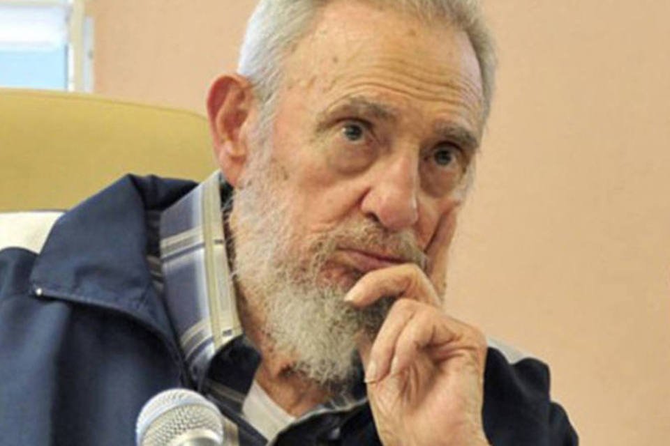 É difícil a vida no planeta Terra, diz Fidel a estudantes