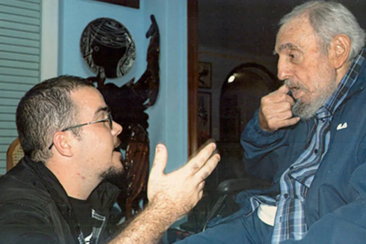 Fidel Castro conversa com o líder estudantil Randy Perdomo, no último dia 23 (REUTERS/Cubadebate/Handout via Reuters)