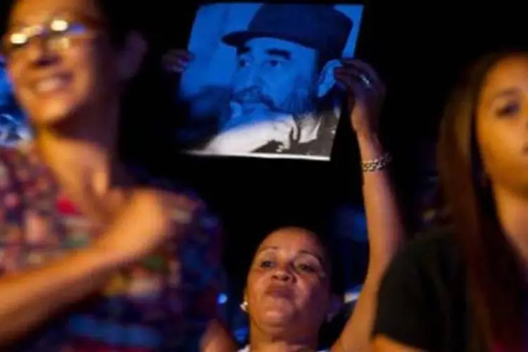 Cubanos levam faixas e cartazes para homenagear político, que faz 85 anos (AFP / Adalberto Roque)