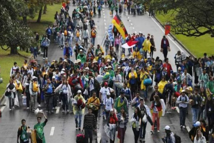 Fiéis caminham para vigília em Copacabana durante a Jornada Mundial da Juventude (Reuters)