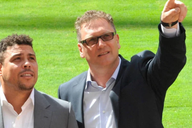 O ex-jogador, Ronaldo,o secretário-geral da FIFA, Jérôme Valcke: o secretário da Fifa parabenizou os avanços nas obras e informou que o país está se saindo bem. (Antonio Cruz/ABr)