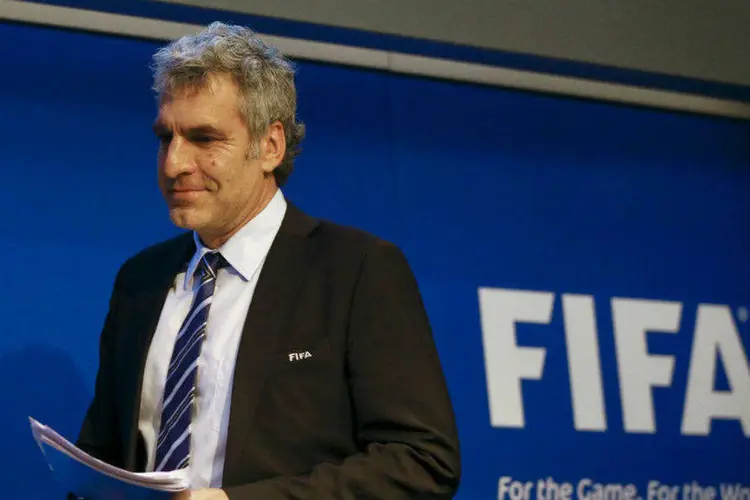 Walter de Gregorio: "o presidente da FIFA, o secretário-geral e o diretor de mídia estão sentados em um carro. Quem está dirigindo? A polícia." (Ruben Sprich /Files/Reuters)