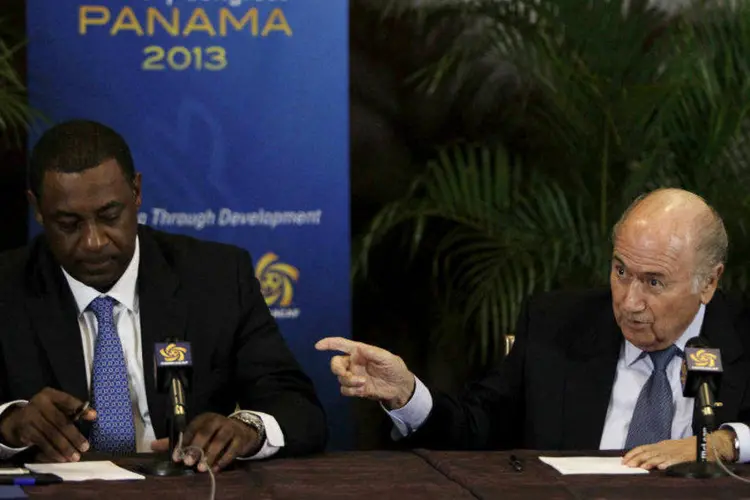
	Presidente da Fifa, Joseph Blatter, e presidente da Concacaf, Jeffrey Webb (&agrave; esquerda), no Panam&aacute;
 (REUTERS/Carlos Jasso/Files)