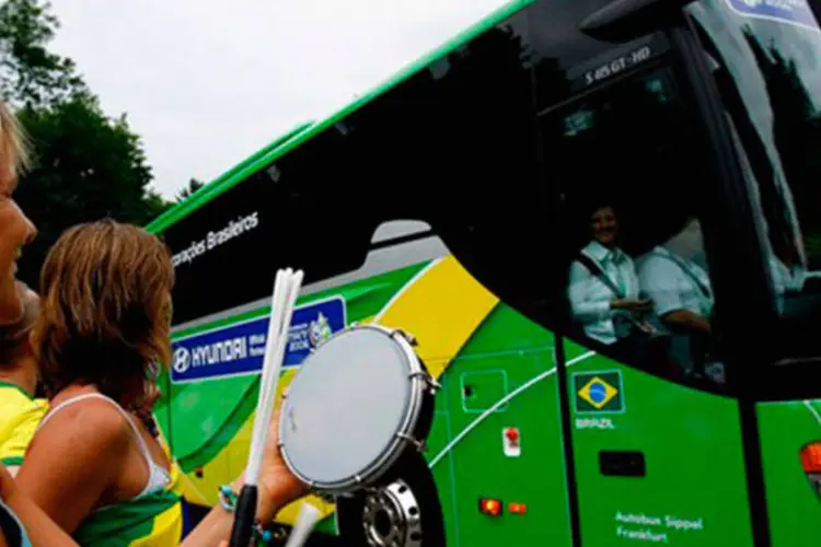 Ônibus do Brasil para a Copa do Mundo: em parceria com a Hyundai, os torcedores votaram para definir qual frase cada equipe levaria em seu ônibus (Divulgação/Fifa)