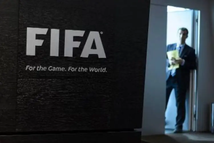 
	Logo da Fifa: o segundo colocado foi o xeque bareinita Salman bin Ibrahim Al Khalifa, com 85 votos, seguido pelo pr&iacute;ncipe jordaniano Ali bin Al-Hussein, 27
 (FABRICE COFFRINI/AFP)