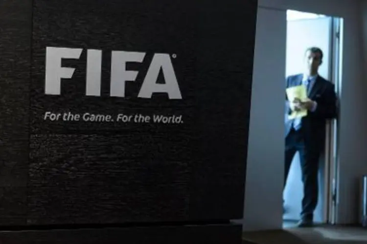 
	Logo da FIFA, em Zurique: comunicado do Tribunal Federal Criminal da Su&iacute;&ccedil;a descreveu o r&eacute;u como &ldquo;dirigente da Fifa&rdquo; sem mencionar seu nome
 (FABRICE COFFRINI/AFP)