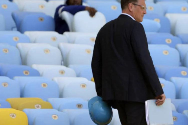 O secretário-geral da FIFA, Jérôme Valcke, caminha ao lado de um funcionário no Maracanã durante visita ao Rio de Janeiro (REUTERS/Ricardo Moraes)