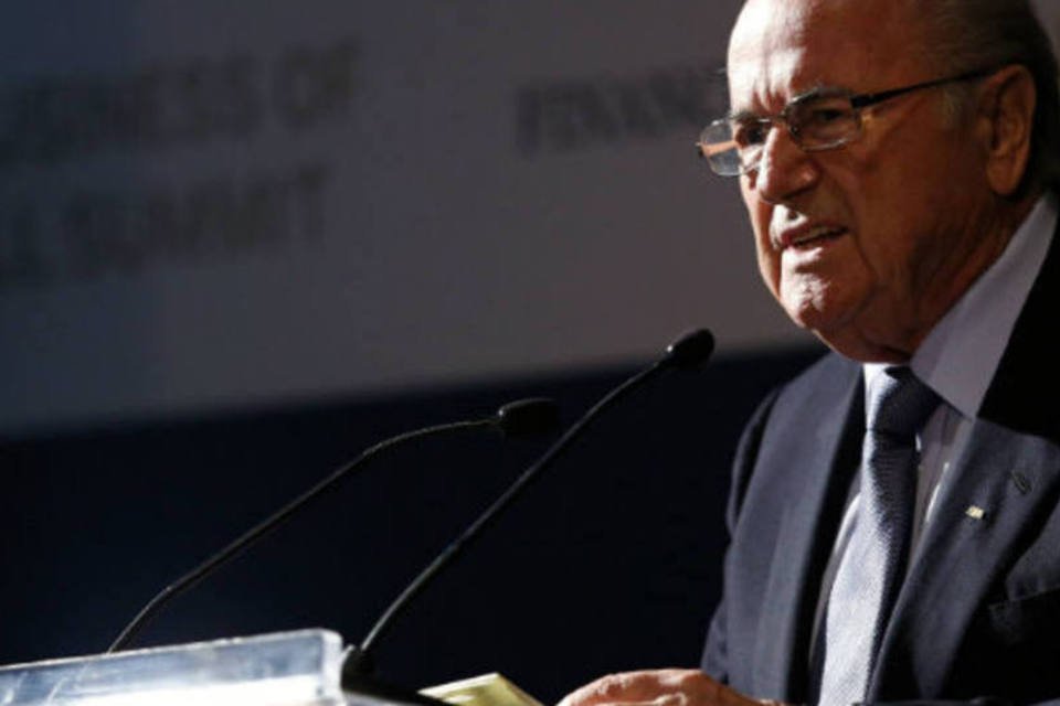 "Problemas são sociais, não do futebol", diz Blatter