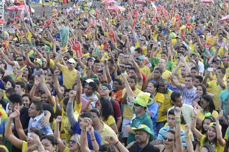 
	P&uacute;blico: torcedores lotam a Fifa Fan Fest, em Bras&iacute;lia
 (Valter Capanato/Agência Brasil)