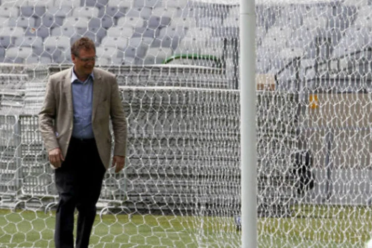 
	Secret&aacute;rio-geral da Fifa, J&eacute;r&ocirc;me Valcke, observa bola durante visita ao est&aacute;dio do Mineir&atilde;o, em Belo Horizonte
 (REUTERS/Washington Alves)