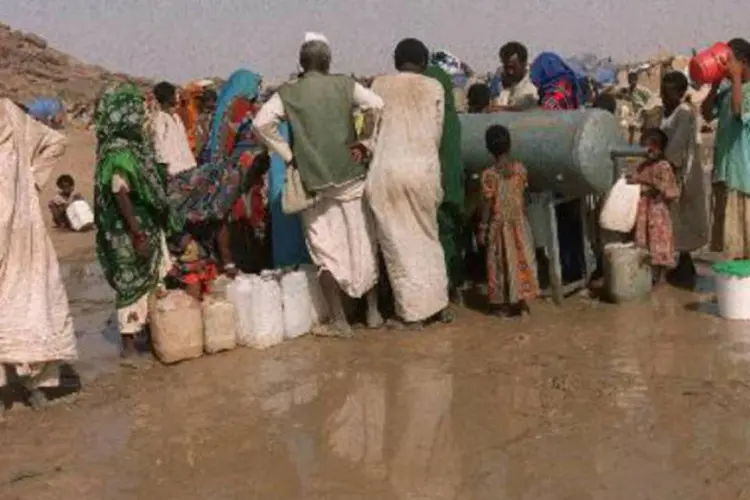 Cidadãos da Eritreia fazem fila para receber água potável: má distribuição da água e os problemas de infraestrutura impedem o acesso a esse recurso (Salah Omar/AFP)