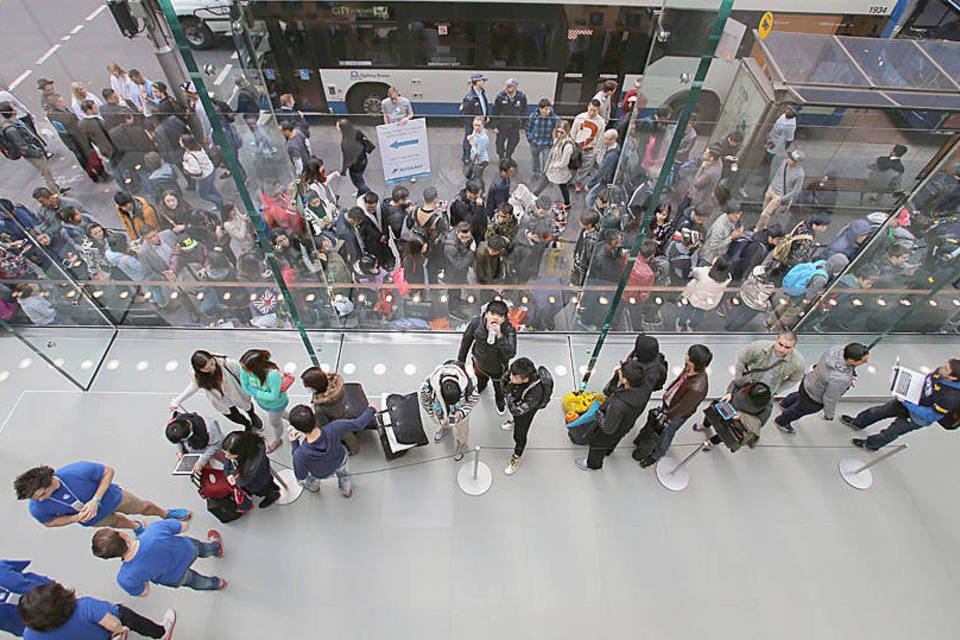 Fãs da Apple na fila de espera no lançamento do iPhone na Austrália (Cole Bennetts/Getty Images)